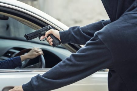 Assaltantes armados roubam o carro de uma mulher no centro de Timbó