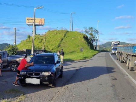 Polícia multa motoristas dirigindo pelo acostamento na BR-101 em Barra Velha