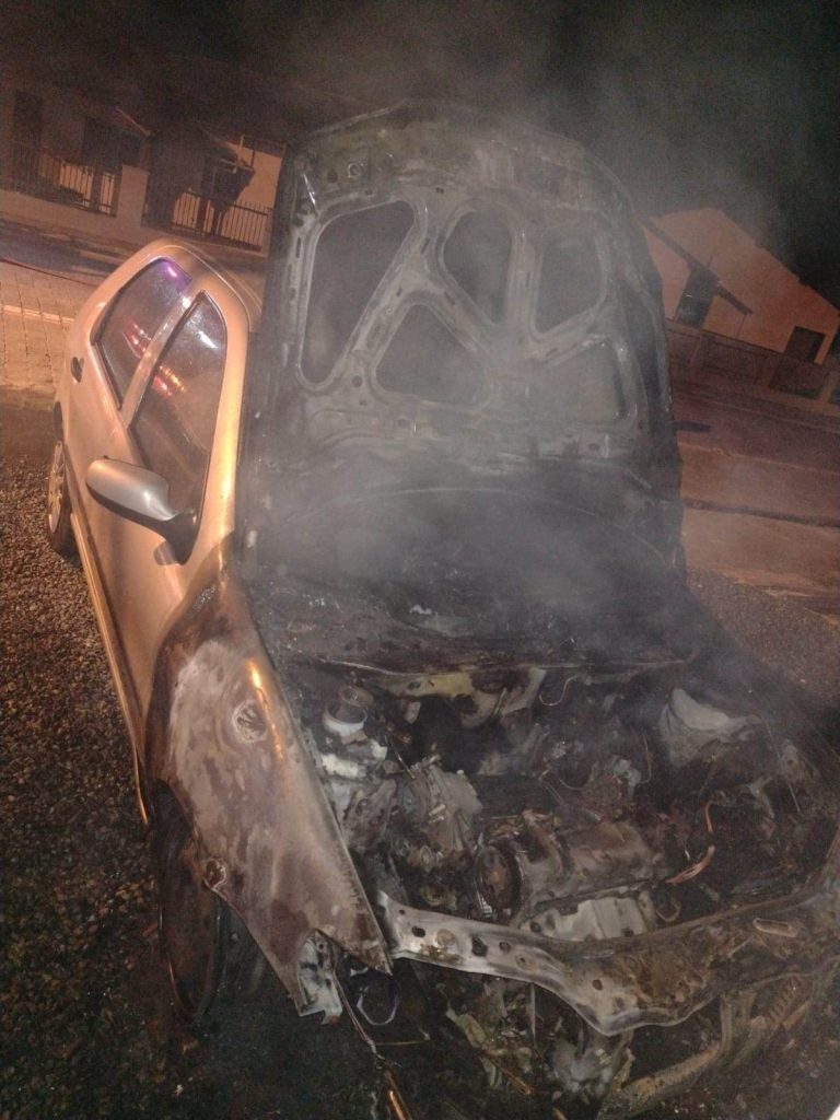 Carro fica destruído após incêndio em Pomerode