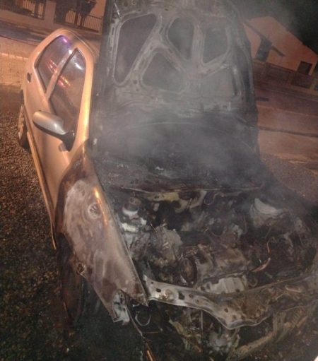 Carro fica destruído após incêndio em Pomerode