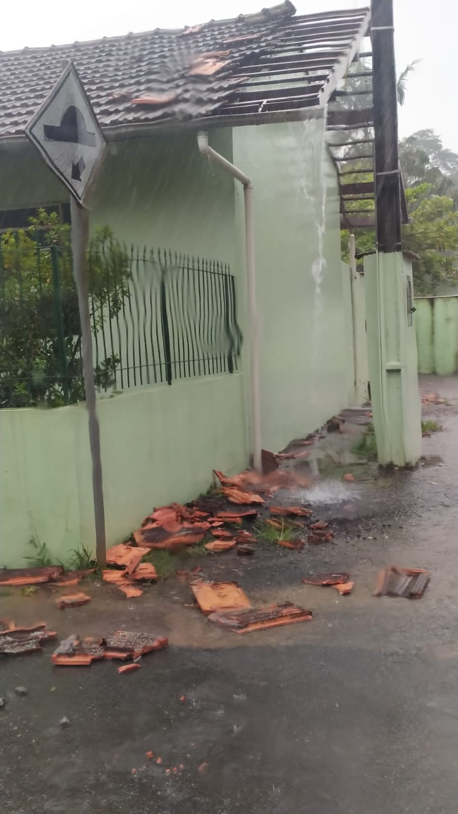 Escola de Rodeio é destelhada após fortes ventos