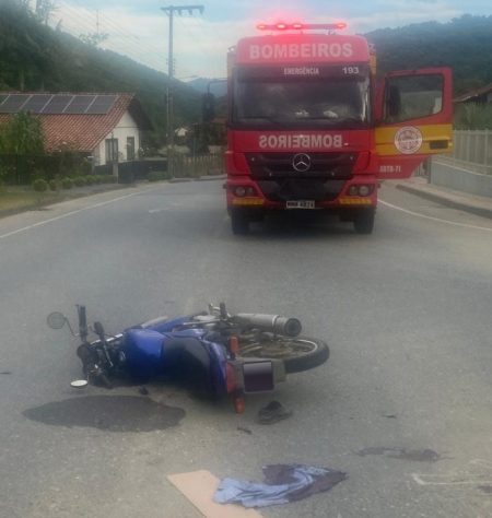 Acidente entre carro e moto deixa motociclista com hemorragia em Rio dos Cedros