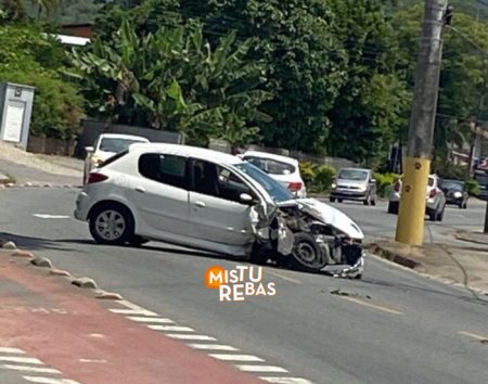 Motorista embriagado foge após bater veículo no poste em Timbó