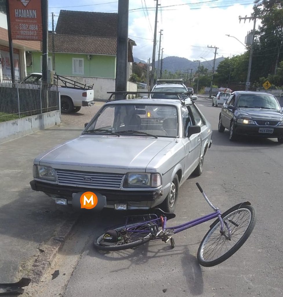 Ciclista fica inconsciente após atropelamento em Timbó