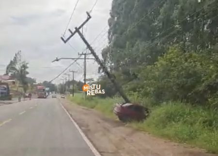 Poste fica pendurado sobre a via após acidente em Timbó