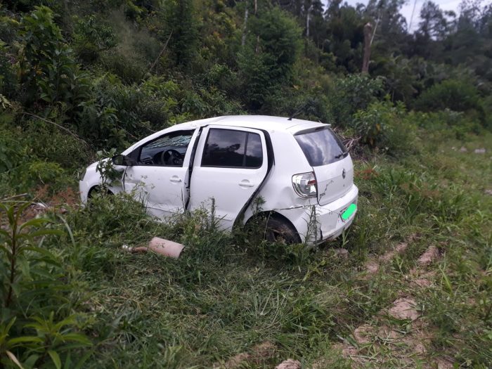 Queda de veículo em ribanceira deixa condutor ferido em Rio do Sul