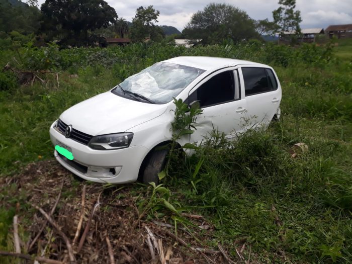 Queda de veículo em ribanceira deixa condutor ferido em Rio do Sul