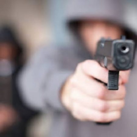 Dupla de criminosos armados assaltam empresa durante a noite em Blumenau