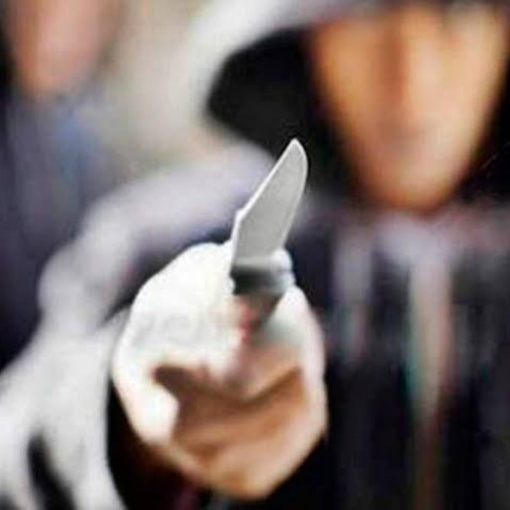 Bandido coloca faca em pescoço de vítima durante roubo em Blumenau