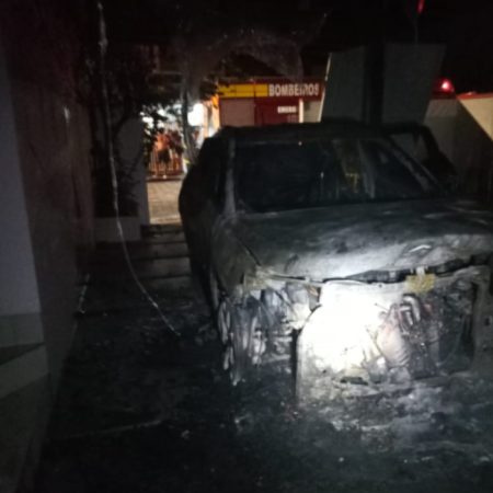 Incêndio em veículo mobiliza bombeiros durante a madrugada em Itapoá