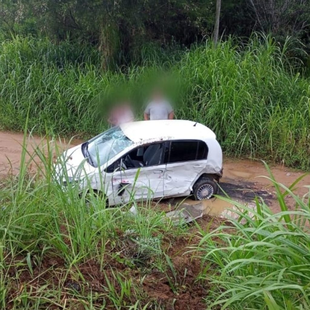 Carro tomba e sai da pista após acidente de trânsito com caminhão em Blumenau
