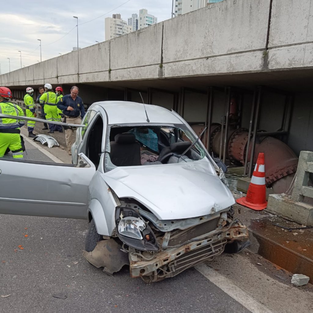 Colisão entre dois veículos deixa condutor em estado grave em Balneário Camboriú