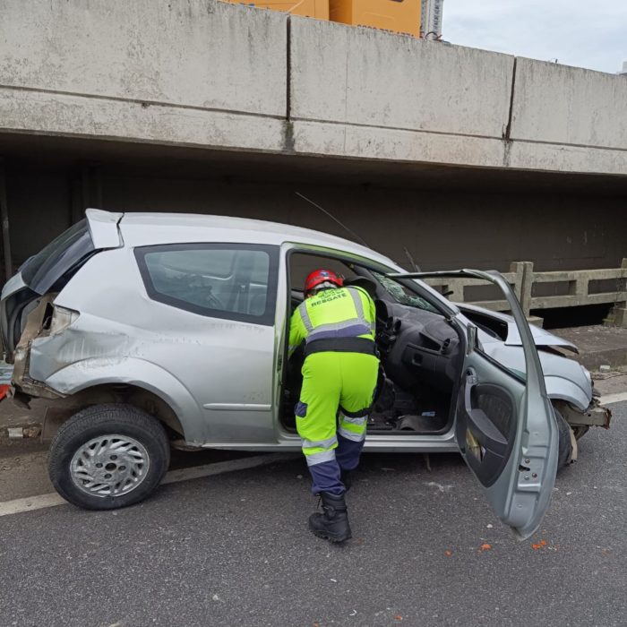 Colisão entre dois veículos deixa condutor em estado grave em Balneário Camboriú 