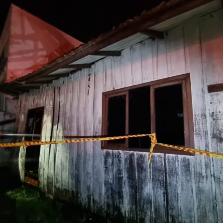 Bombeiros combatem incêndio que destruiu residência em Gaspar