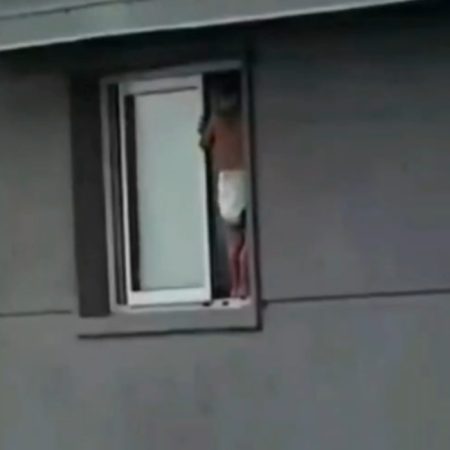 Criança de três anos assusta moradores após ser flagrada no parapeito de uma janela