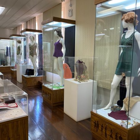 Museu de Blumenau realiza exposição de roupas de banho utilizadas entre os anos de 1930 até 1990