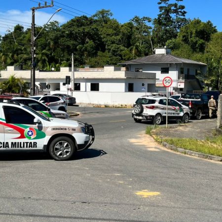 Fugitivos do Paraná são abordados pela PM em Timbó