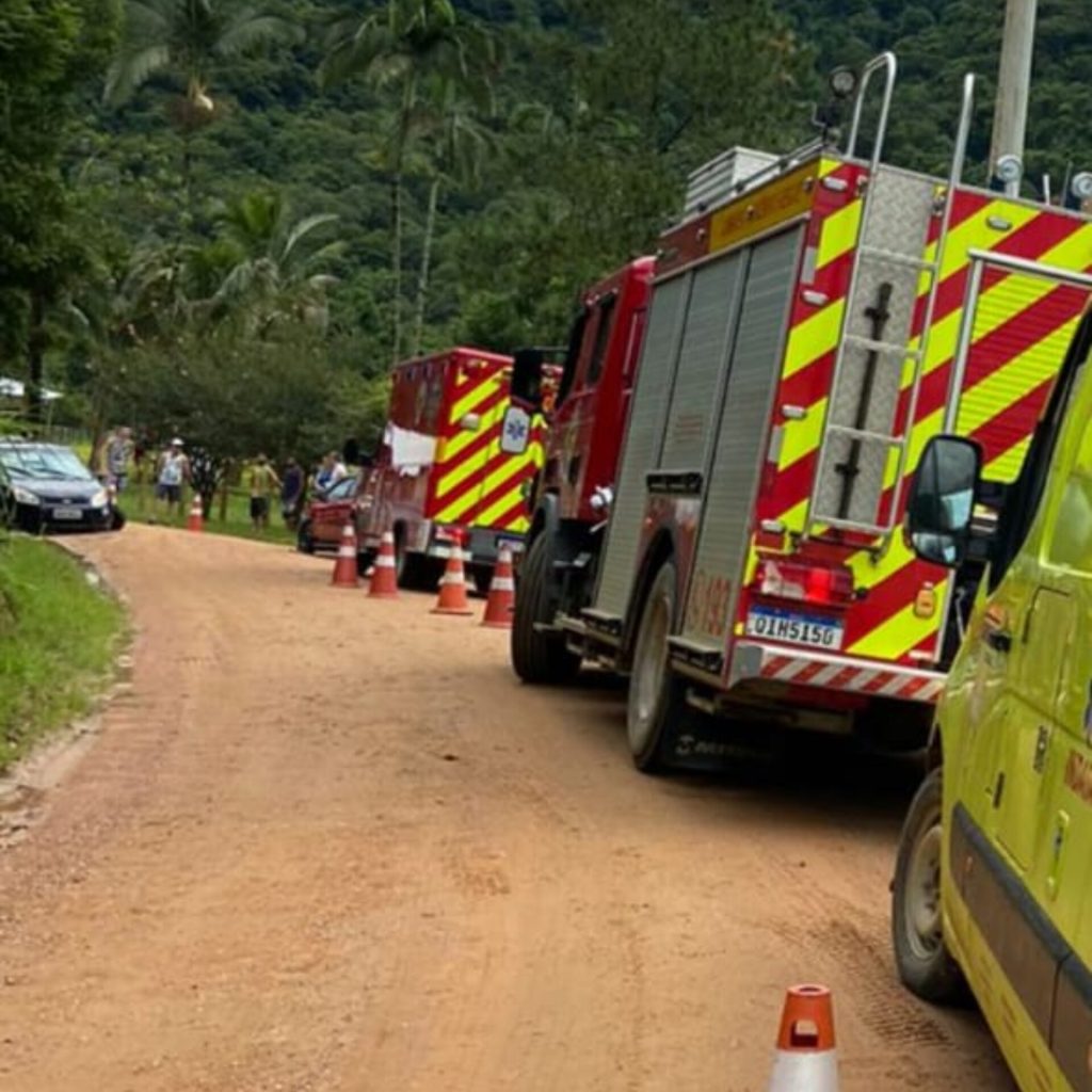 Um homem e três crianças são levadas ao hospital após colisão em Indaial