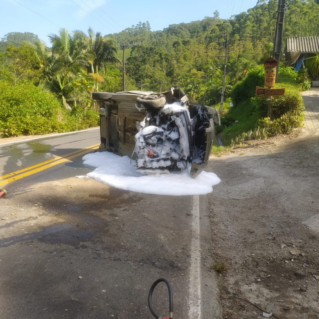 Saída de pista seguida de capotamento deixa condutora com suspeita de fratura em Benedito Novo