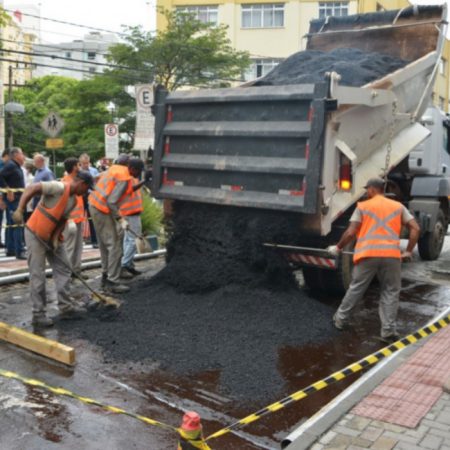 Blumenau inicia implantação de 50 novas faixas elevadas no município