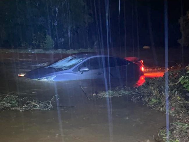 Idoso é resgatado de carro alagado durante forte chuva em Pomerode