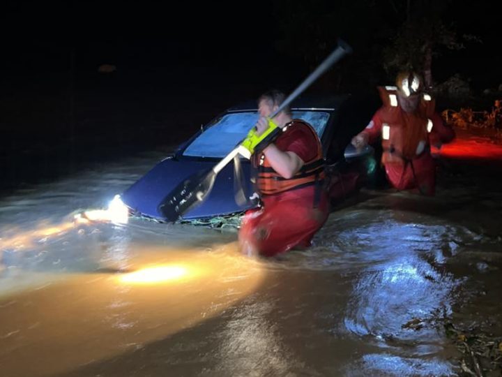 Idoso é resgatado de carro alagado durante forte chuva em Pomerode