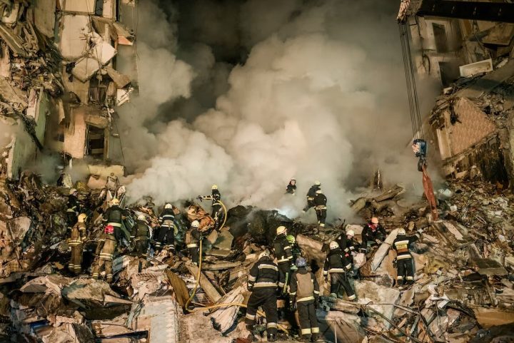 Rússia bombardeia prédio residencial na Ucrânia e mata 40 pessoas