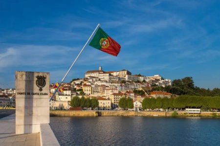 Brasileiros que migram para Portugal por influência da internet passam por dificuldades