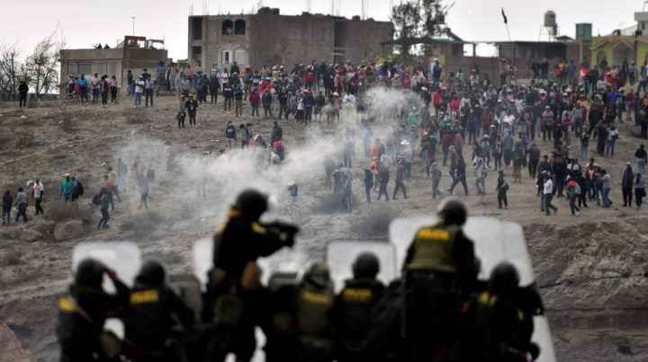 Protestos massivos e violentos contra a presidente Boluarte marcaram a noite no Peru