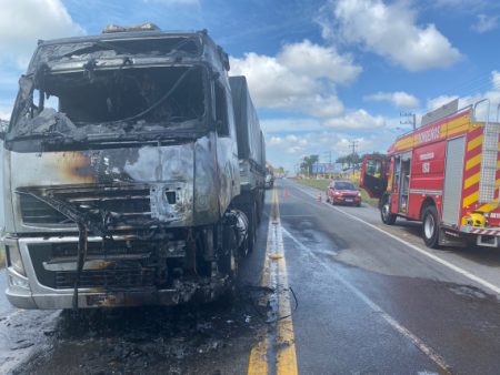 Caminhão fica destruído após pegar fogo na BR-280 em Araquari