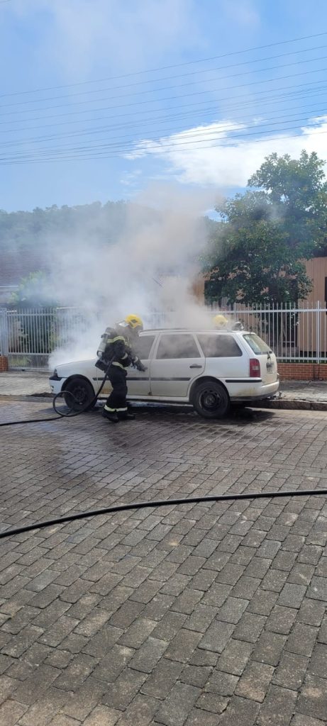 Carro pega fogo na Vila Germer em Timbó