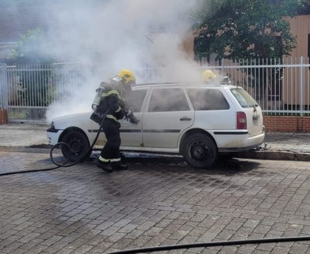 Carro pega fogo na Vila Germer em Timbó