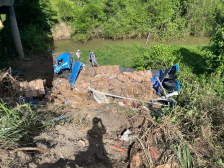 Caminhão carregado com papelão cai de ponte na BR-470 em Rodeio