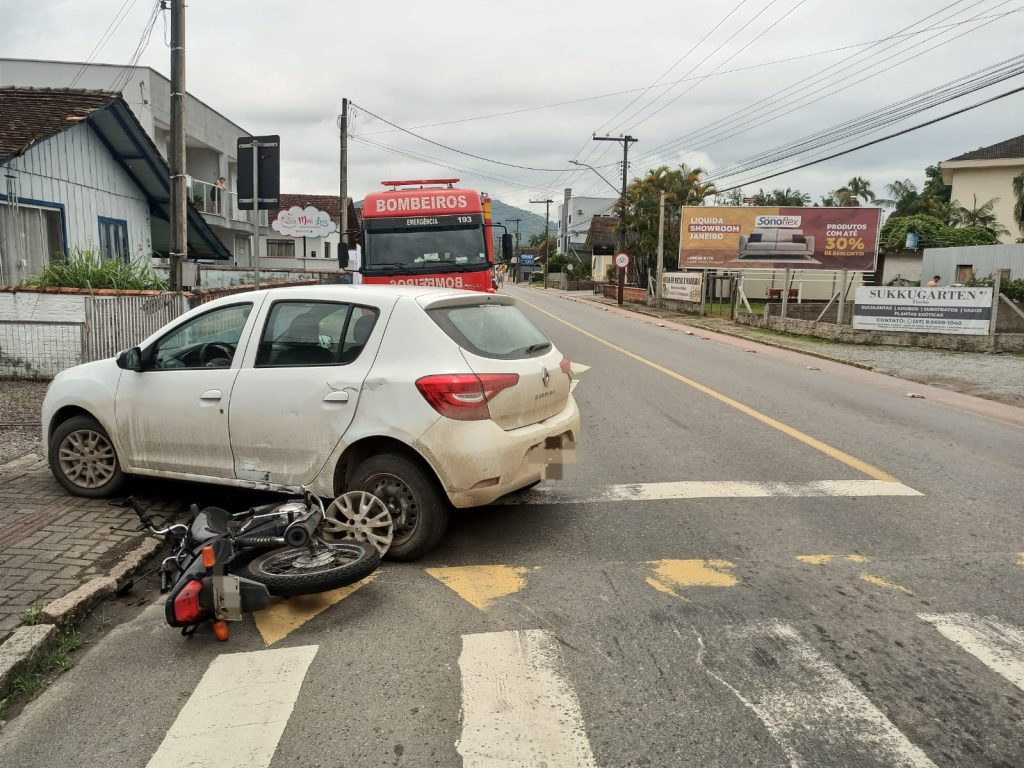 Motociclista sofre ferimentos após colisão com carro em Timbó