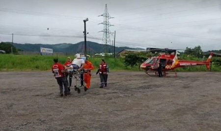 Equipe do Helicóptero Arcanjo resgata vítima da enchente em Rodeio