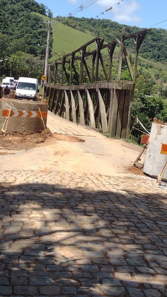 Transito na ponte no Warnow em Indaial somente para veículos leves