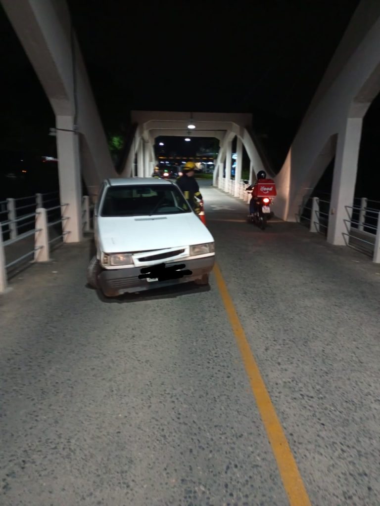 Motorista capota carro na Ponte dos Arcos de Indaial
