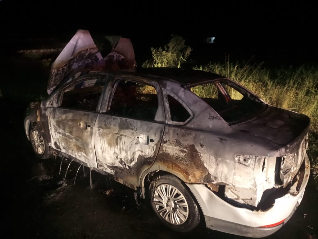 Bombeiros controlam incêndio de carro que pegou fogo na BR-470 em Indaial