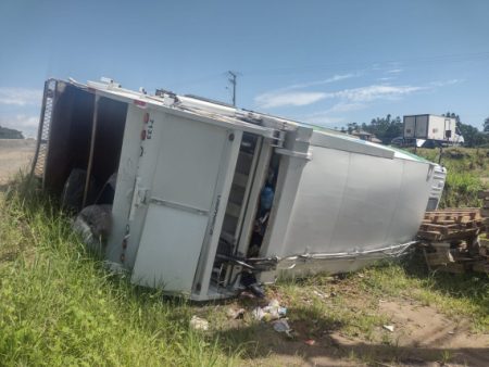 Caminhão de lixo tomba no bairro Nações em Indaial