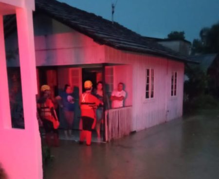 Bombeiros Voluntários de Presidente Getúlio auxiliam moradores durante as fortes chuvas