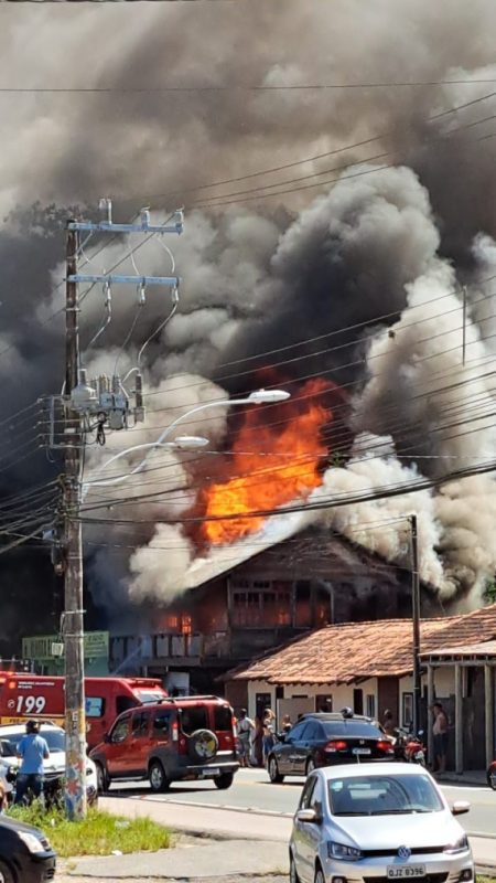 Edificação é destruída pelo fogo em Ilhota