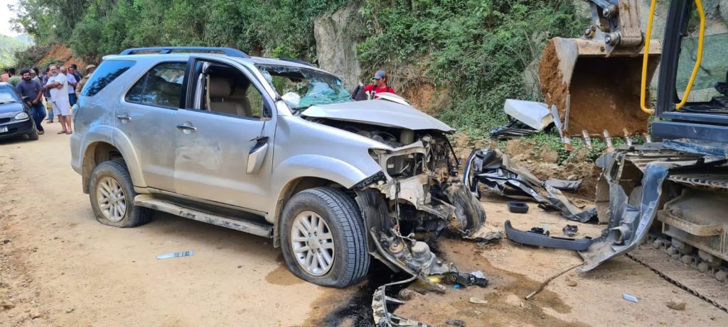 Bebê morre e motorista fica preso às ferragens após colisão de carro e trator em Camboriú