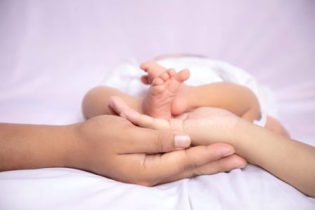 Casal homoafetivo consegue registrar filho gerado por inseminação artificial caseira em Canoinhas