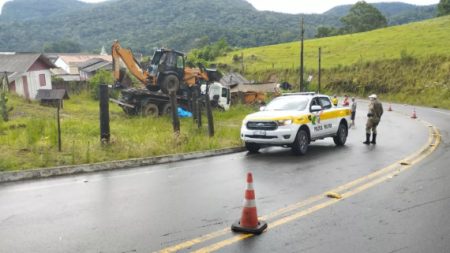Motorista morre ao pular de caminhão sem freios na Serra Catarinense