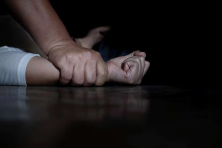 Mulher é torturada por amigos do companheiro em cidade do Sul de Santa Catarina