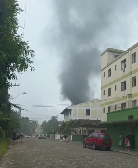 Galpão de malhas é destruído pelo fogo em Indaial
