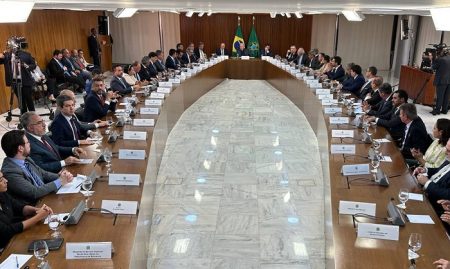 Governador de SC participa de reunião com os governadores de Poderes em Brasília