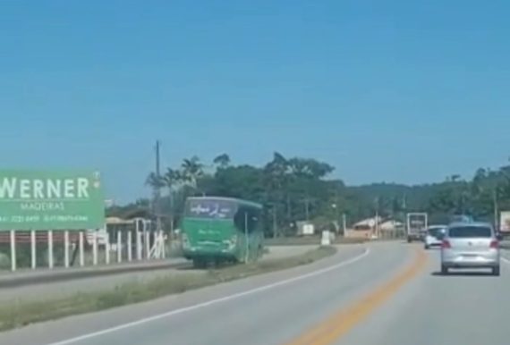 Ônibus coletivo é flagrado na contramão em Gaspar