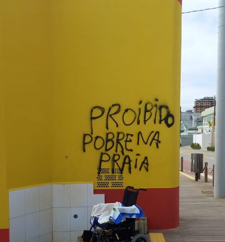 Vândalo que pichou “proibido pobre na praia” em muros é localizado em Balneário Piçarras