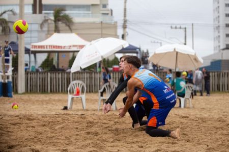 Atleta de Timbó recebe convite para treinar com a Seleção Brasileira de Vôlei de Praia